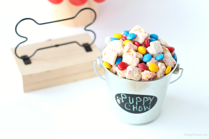 The secret life of pets puppy chow snack The Secret Life of Pets Puppy Chow & Family Movie Night Ideas | Make an easy The Secret Life of Pets inspired snack + ideas for a pet inspired movie party #PartyPlanning #Recipe 