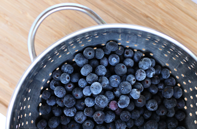 Easy Grilled Blueberry Crisp Recipe - Raising Whasians Easy fresh blueberry dessert idea Fire up the grill for this Easy Grilled Blueberry Crisp Recipe - a perfect dessert idea that's gluten-free, allergy friendly and Fresh from Florida! #Recipe #AllergyFriendlyRecipe #Recipe #FreshFromFlorida #Dessert #GlutenFree