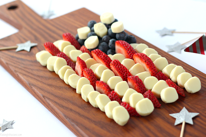 Kid-Approved Fourth of July Cheese Platter - Raising Whasians American flag cheese snack for kids Celebrate Independence Day with a Fourth of July Cheese Platter, Kid-Approved! Perfect healthy appetizer/snack for your family party, American Flag inspired #IndependenceDay #FourthofJuly #Recipe #Snack #HealthyRecipe #Appetizer