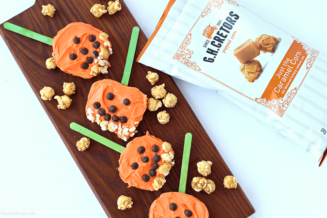 Fall popcorn snack for kids Need a festive fall snack that kids love? Try these Pumpkin Apple Pops for a fun Jack-O-Lantern inspired snack, featuring G.H. Cretors Popcorn #Snack #Halloween #Recipe 