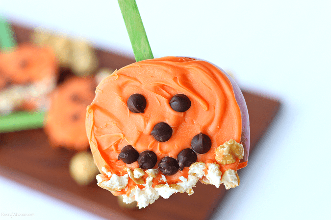 Pumpkin apple pop snack Need a festive fall snack that kids love? Try these Pumpkin Apple Pops for a fun Jack-O-Lantern inspired snack, featuring G.H. Cretors Popcorn #Snack #Halloween #Recipe 