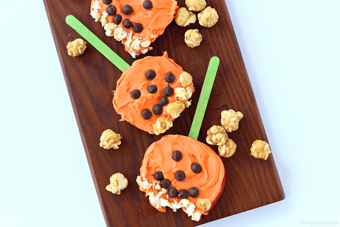 Pumpkin apple pops Need a festive fall snack that kids love? Try these Pumpkin Apple Pops for a fun Jack-O-Lantern inspired snack, featuring G.H. Cretors Popcorn #Snack #Halloween #Recipe 