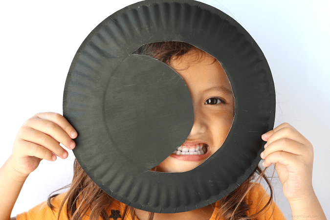 Easy moon paper plate craft