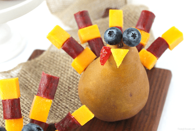 Festive Thanksgiving Snack Kids Will Gobble Up - Raising Whasians Thanksgiving string cheese snack Festive Thanksgiving Snack Kids Will Gobble Up | easy & fun Thanksgiving turkey inspired kid snack idea featuring cheese sticks #Thanksgiving #Snack #party #Entertaining