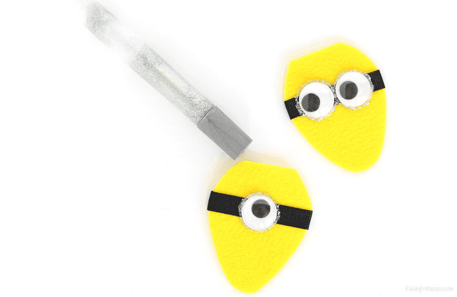 Festive DIY Minions Garland for a (NON) Despicable Christmas Card Display - Raising Whasians Minions Christmas garland