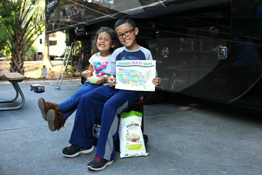 Free printable travel games for kids Taking the kids on a road trip? Don't forget to print this FREE License Plate Game Printable. Easy way to keep your little ones busy on long car rides, with simple checklist the whole family can get involved in + easy road trip snack ideas! #RoadTrip #FamilyTravel #FreePrintable
