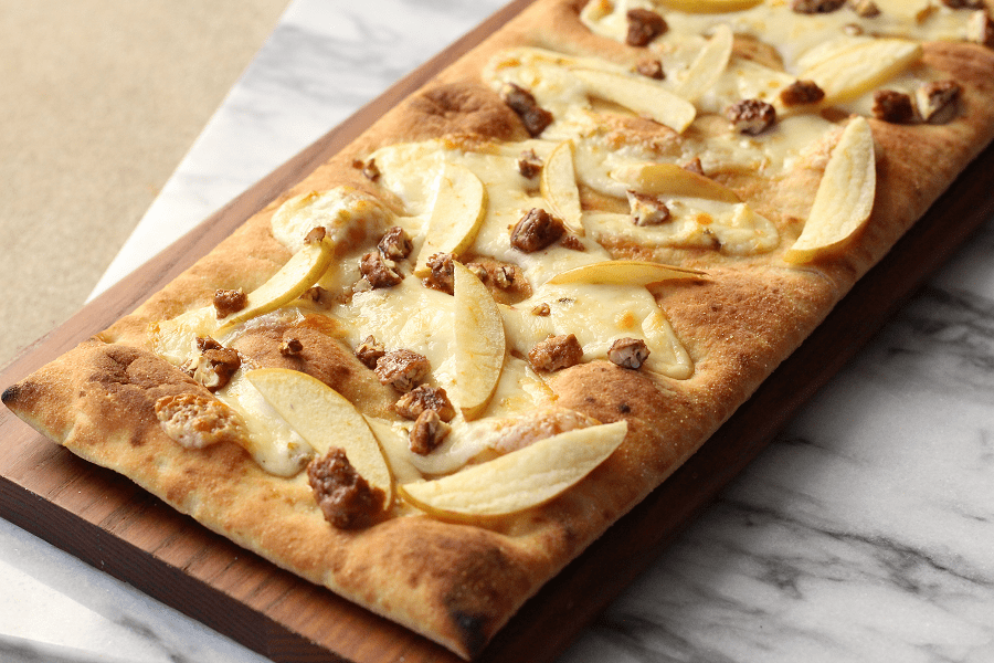 Easy apple pepper jack flatbread 4 Fancy Mother's Day Brunch Bites You Can Make with Snack Cheese | Spoil mom this holiday with easy & delicious appetizers that you won't believe have your kids' string cheese in them! FUN party food ideas too #Recipe #MothersDay #brunch #EasyRecipe