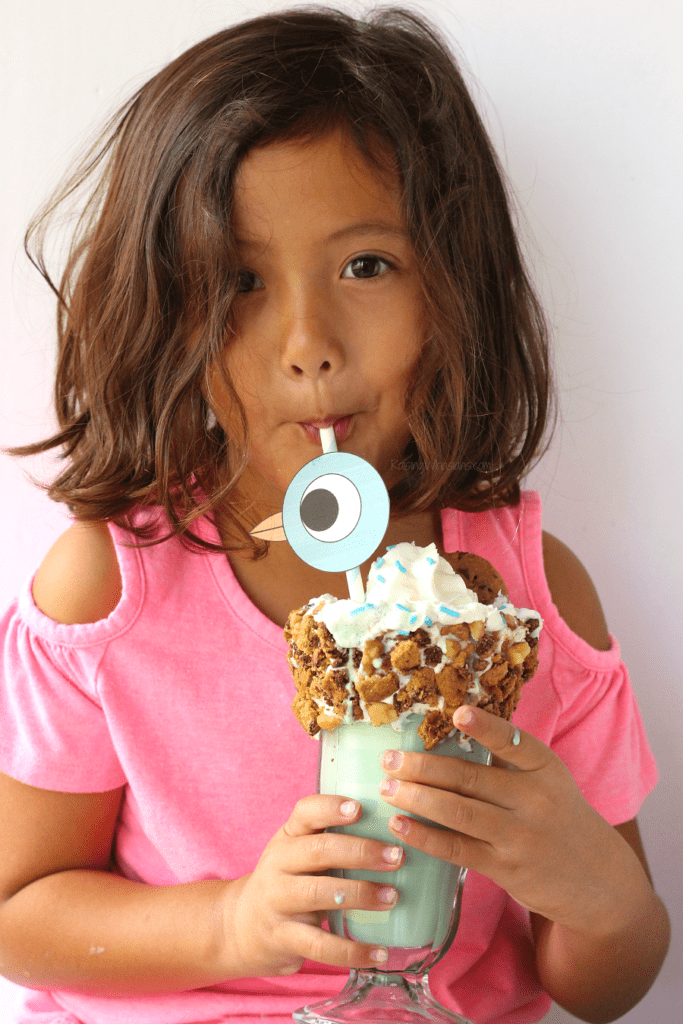 Pigeon party drink FREE Pigeon Printable Straw Topper + 16th BIRD-day Milkshake | Celebrate Mo Willems Pigeon's birthday with easy freakshake recipe, perfect themed party idea #BirthdayParty #PartyPlanning #Recipe #FreePrintable #FreakShake #Dessert